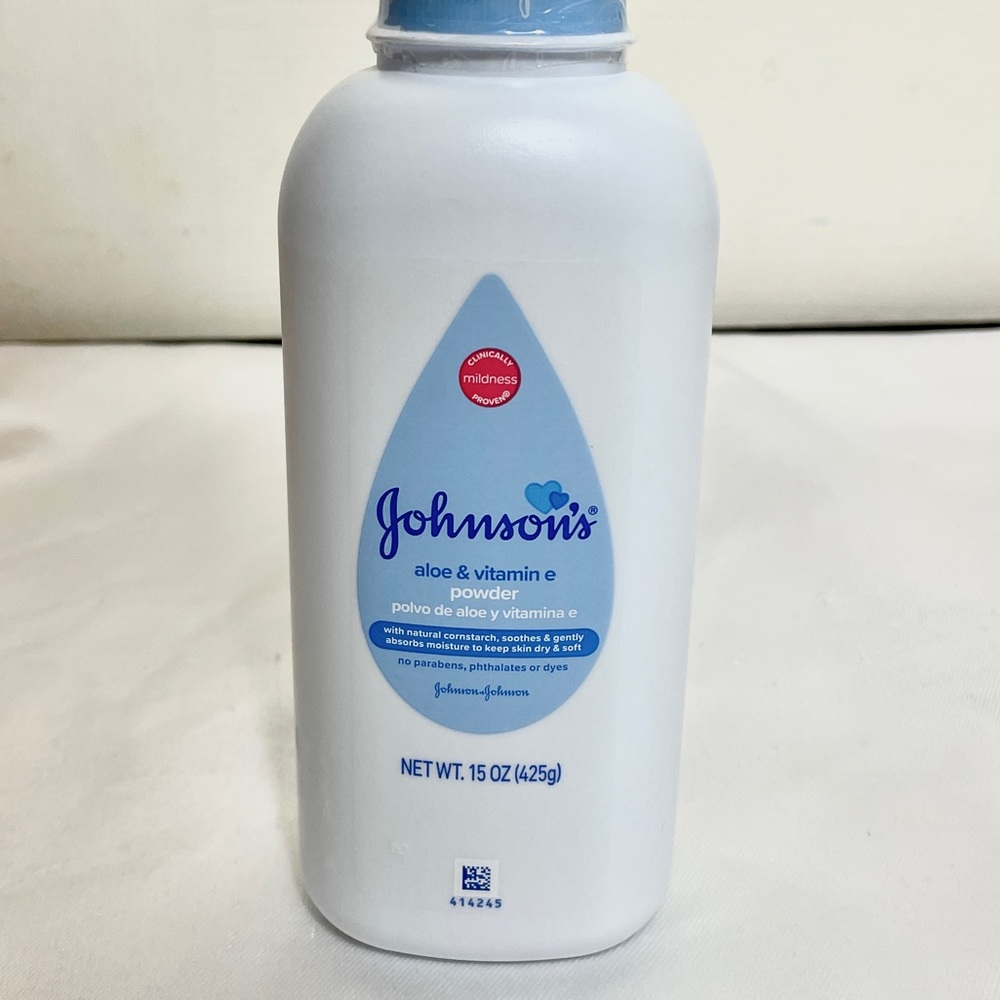 NEW Johnsons 15oz baby powder aloe vitamin e no prabens